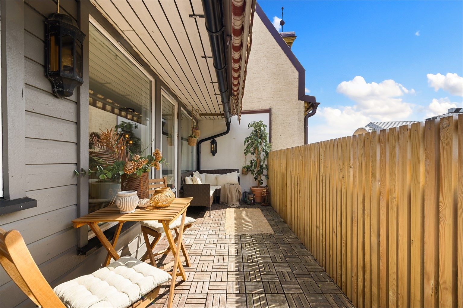 Leiligheten er luftig og usjenert beliggende i fjerde etasje - byggets øverste.