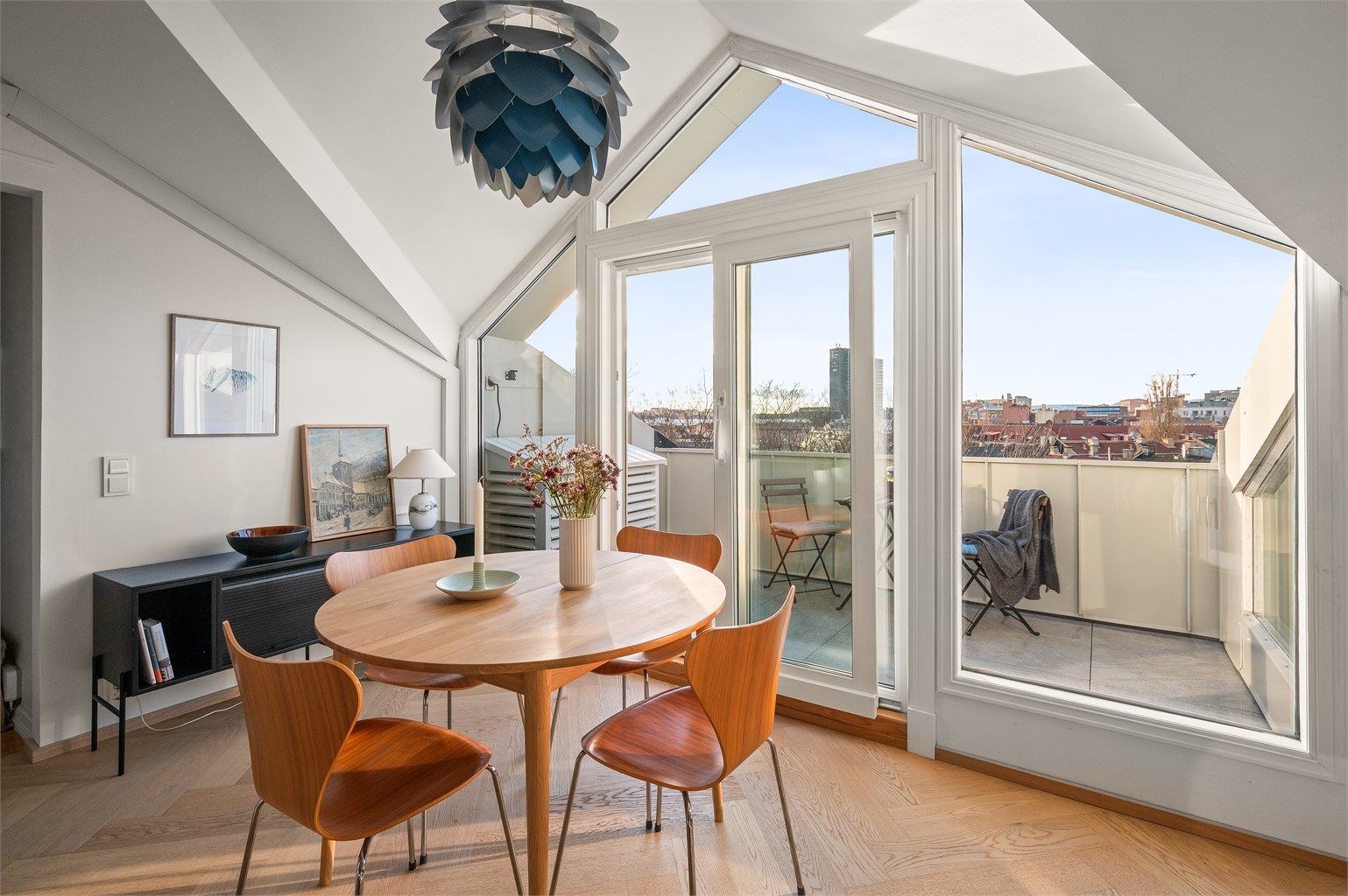 Den åpne løsningen visker ut skillet mellom inne og ute, og trekker utsikten inn i rommet.