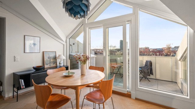 Den åpne løsningen visker ut skillet mellom inne og ute, og trekker utsikten inn i rommet.