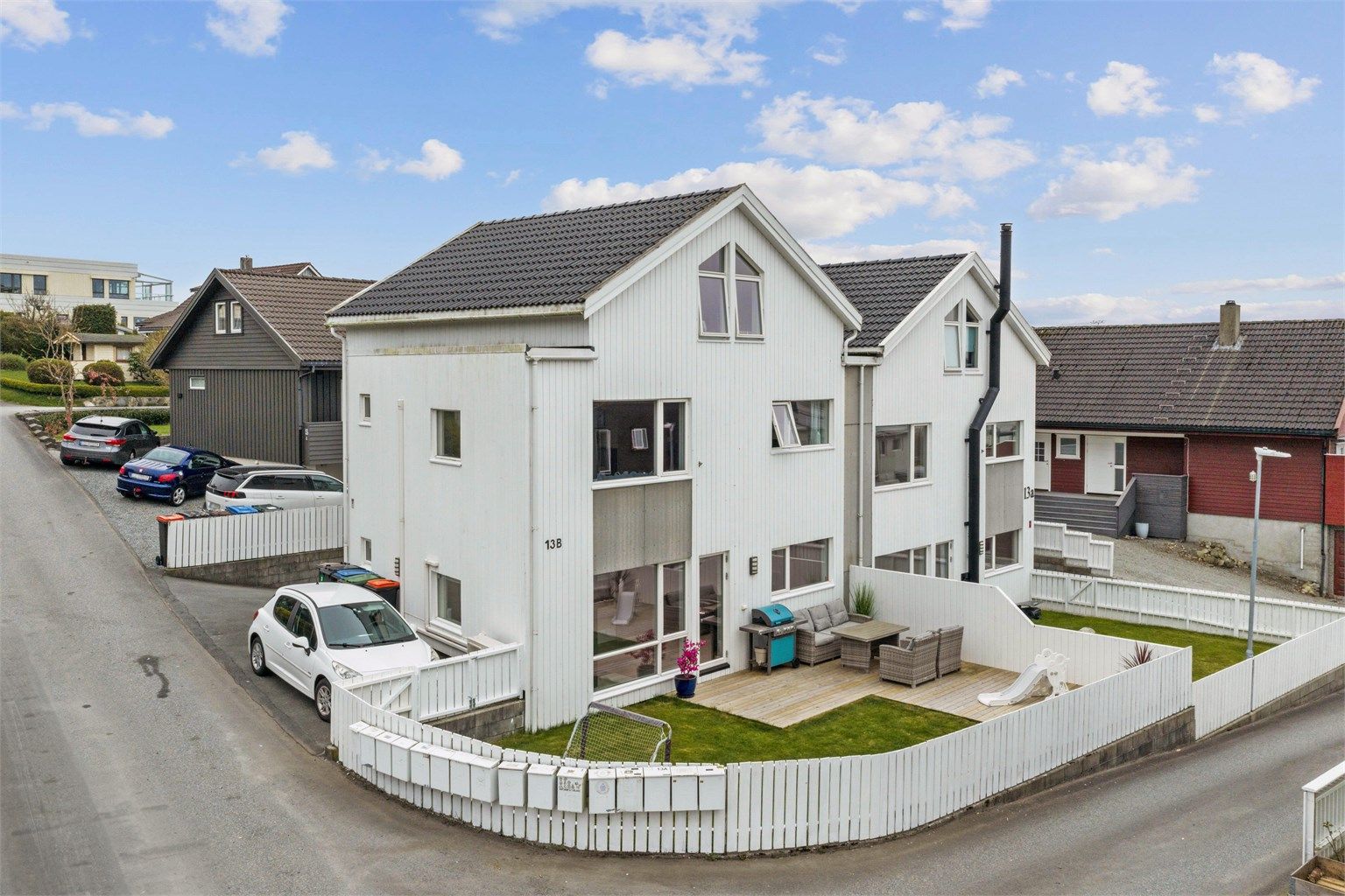 Velkommen til Kilehaugen 13B, en meget innholdsrik vertikaldelt bolig over 3 plan.  Inneholder blant annet 2 stuer, 2 bad, 4 soverom m.m. Solrik og god uteplass samt carport med sportsbod. 
Krogsveen v/ Tom Christer Hovde, ønsker velkommen til visning.