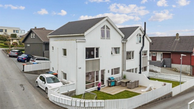 Velkommen til Kilehaugen 13B, en meget innholdsrik vertikaldelt bolig over 3 plan. Inneholder blant annet 2 stuer, 2 bad, 4 soverom m.m. Solrik og god uteplass samt carport med sportsbod.
Krogsveen v/ Tom Christer Hovde, ønsker velkommen til visning.