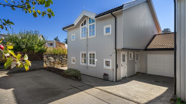 Garasje m/el-bil lader samt parkering på tomt. Biinngang via vaskerom til kjøkken.