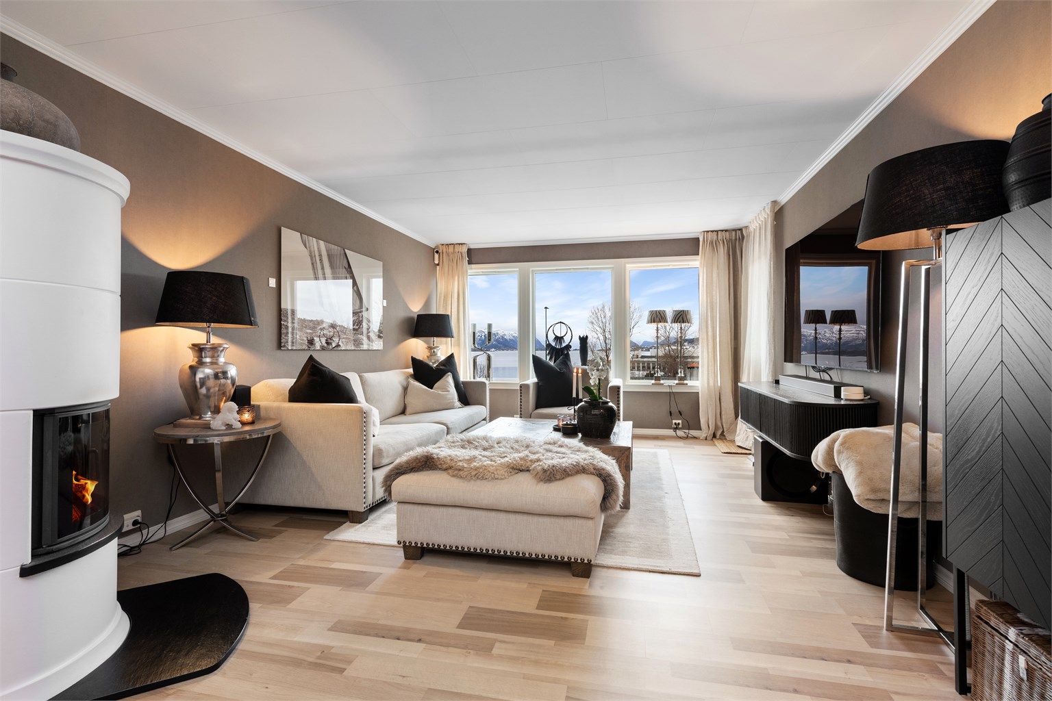 Lekker stue med store vindusflater og flott utsikt vestover mot Borgundfjorden. Flott peisovn og delikat fargevalg