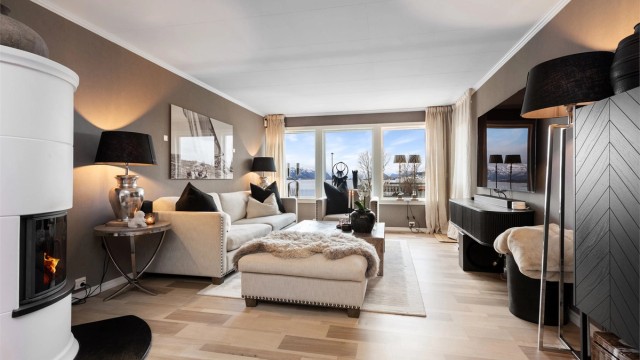 Lekker stue med store vindusflater og flott utsikt vestover mot Borgundfjorden. Flott peisovn og delikat fargevalg