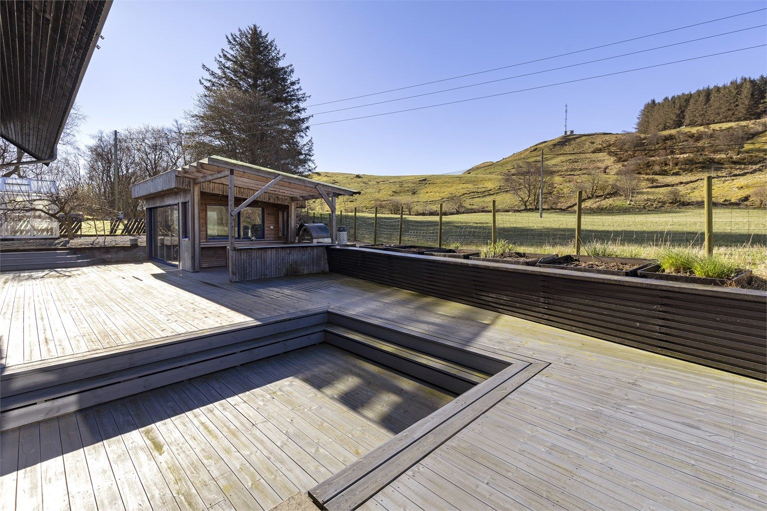 Terrassen er bygget i flere nivåer og har god plass for utekjøkken og sosiale soner. Deler av terrasse og beplantning går utenfor tomtegrensen.