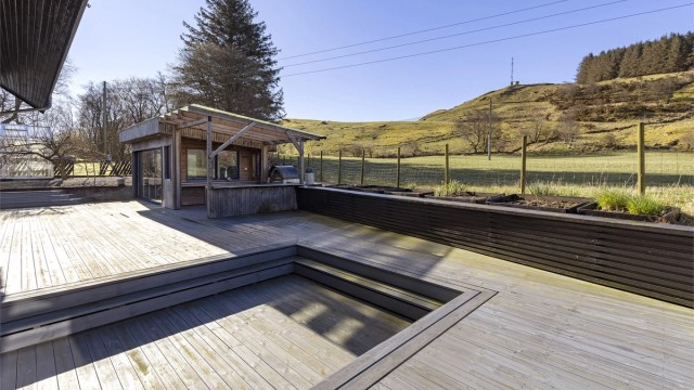 Terrassen er bygget i flere nivåer og har god plass for utekjøkken og sosiale soner. Deler av terrasse og beplantning går utenfor tomtegrensen.