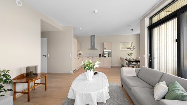 Gjennomgående parkett og lyse, malte flater skaper en helhetlig og luftig atmosfære