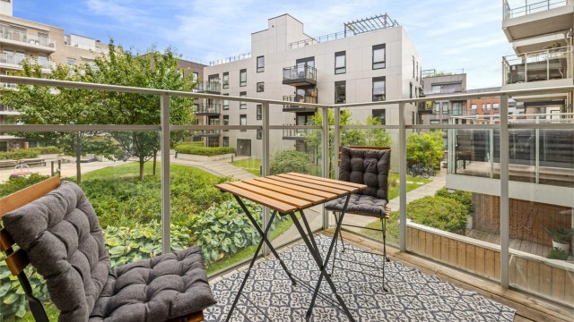 Balkongen vender mot et pent opparbeidet gårdsrom og byr på en rolig og hyggelig uteplass.