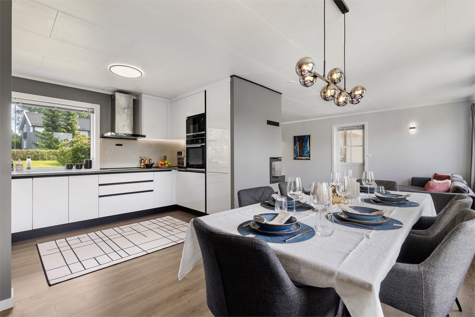 Åpen løsning mellom kjøkken og spisestuen 