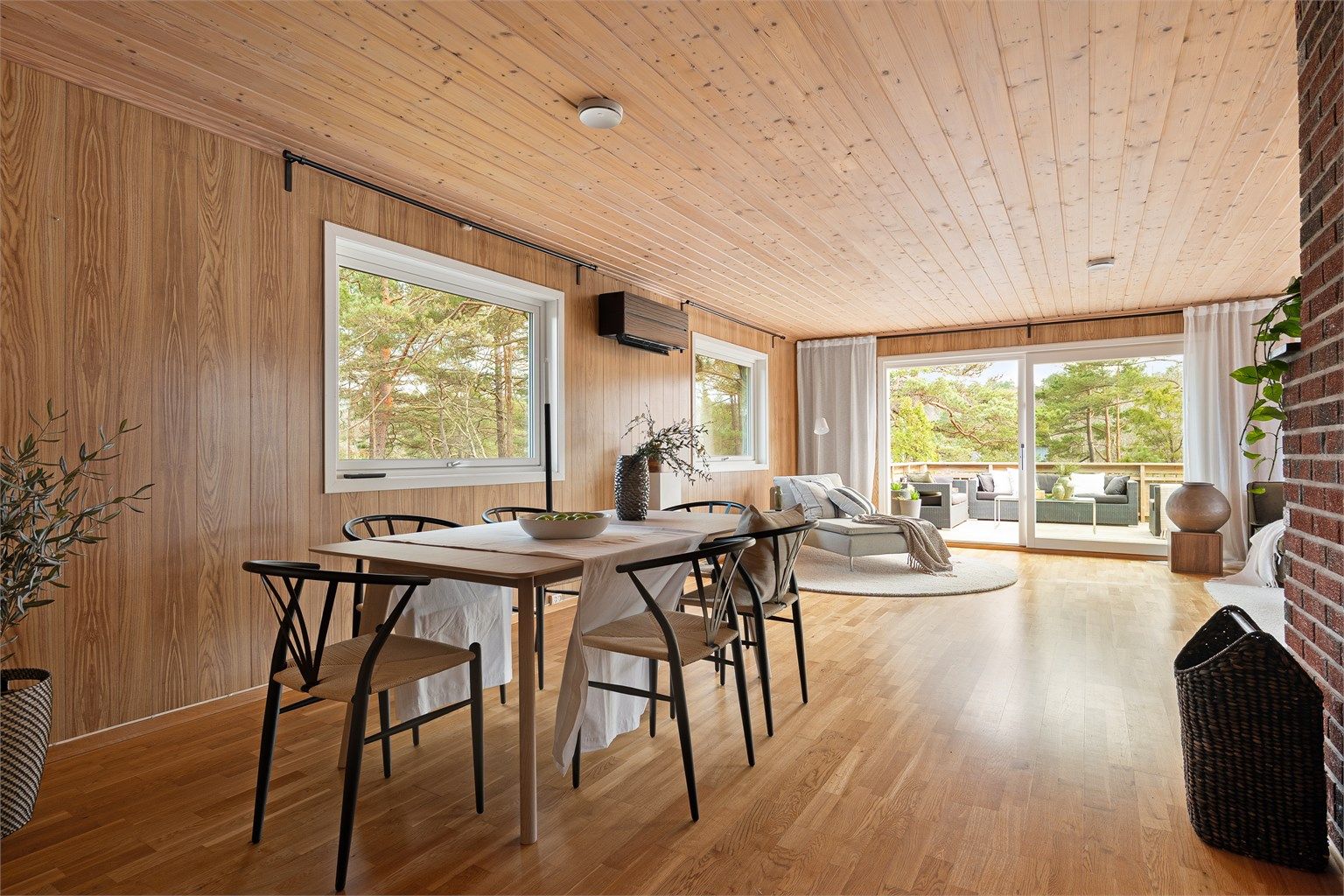 Alle rom som inngår i boligens hoveddel er samlet på én flate i første etasje. 