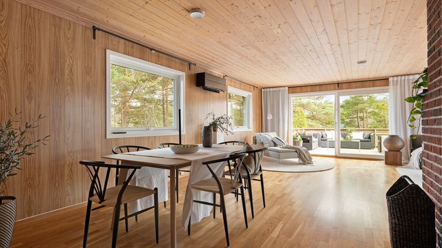 Alle rom som inngår i boligens hoveddel er samlet på én flate i første etasje.