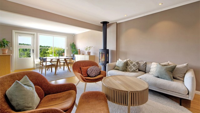 Stue - downlights i himling - moderne peisovn - store vindusflater som bidrar godt med naturlig lysinnslipp