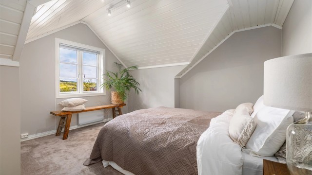 Soverommene er samlet på én flate i loftsetasjen. I hovedsoverommet sees flott utsikt mot vest.