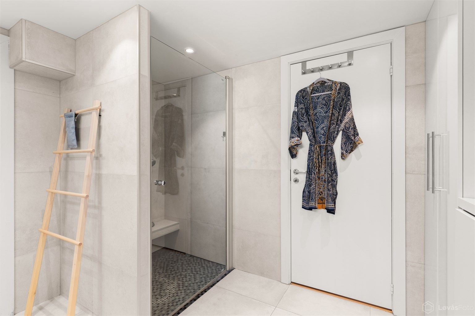 Rommet har et moderne rør-i-rør-system, vegghengt toalett og en romslig dusjnisje.