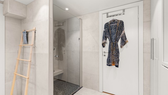 Rommet har et moderne rør-i-rør-system, vegghengt toalett og en romslig dusjnisje.