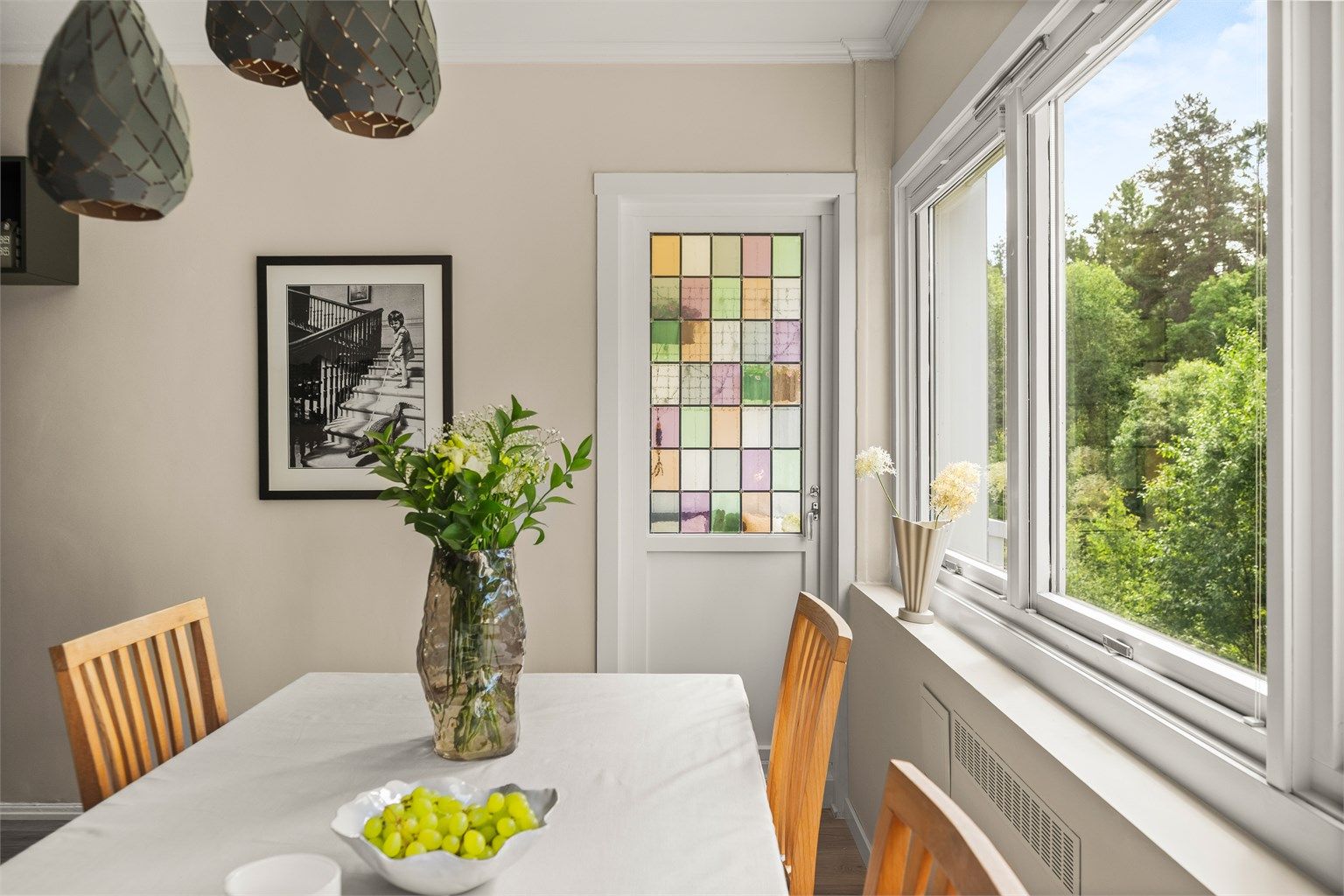 Balkongdøren har et dekorativt glassfelt som bidrar til rommets karakter.