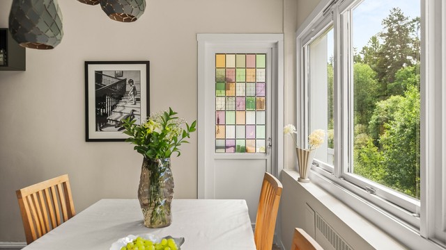 Balkongdøren har et dekorativt glassfelt som bidrar til rommets karakter.