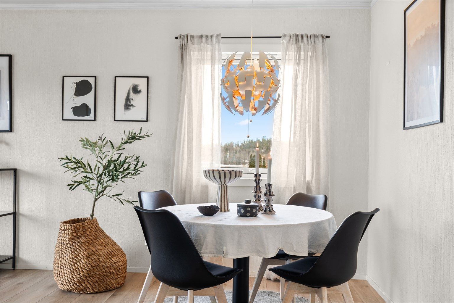 Stue - plass til spisebord i stue hvor gjester kan inviteres til et hyggelig selskap