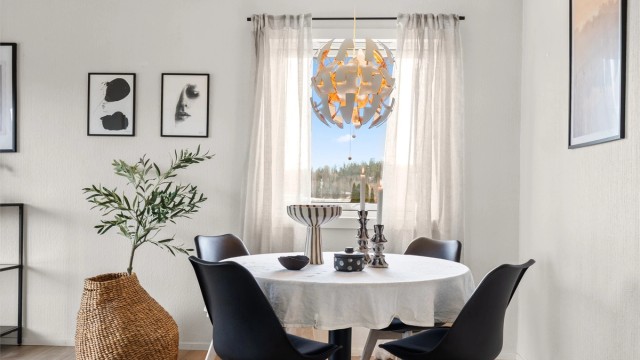 Stue - plass til spisebord i stue hvor gjester kan inviteres til et hyggelig selskap