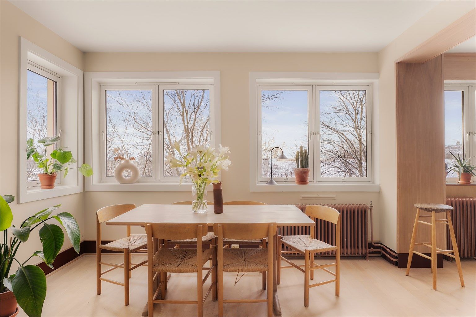 Hjørneplassering og store vinduer gir veldig fint lys, samtidig som beliggenheten er skjermet med minimalt innsyn.