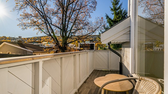 Ny topprekke på rekkverk og nytt terrassegulv i 2025. Utvidelse og sammenslåing av to balkonger, er ikke byggemeldt.