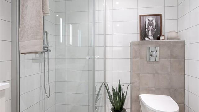Vegghengt toalett forenkler renholdet. Rør-i-rør-system med fordelerskap på badet.