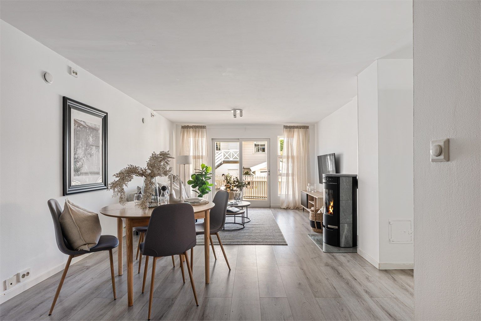 Moderne og lys leilighet med laminat på de fleste gulv, med unntak av bad som har fliser og vaskerom som har belegg. Det er hovedsakelig lyse veggflater og himling. 