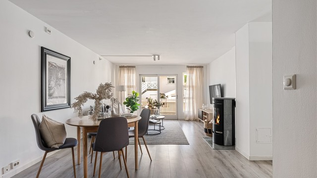 Moderne og lys leilighet med laminat på de fleste gulv, med unntak av bad som har fliser og vaskerom som har belegg. Det er hovedsakelig lyse veggflater og himling.