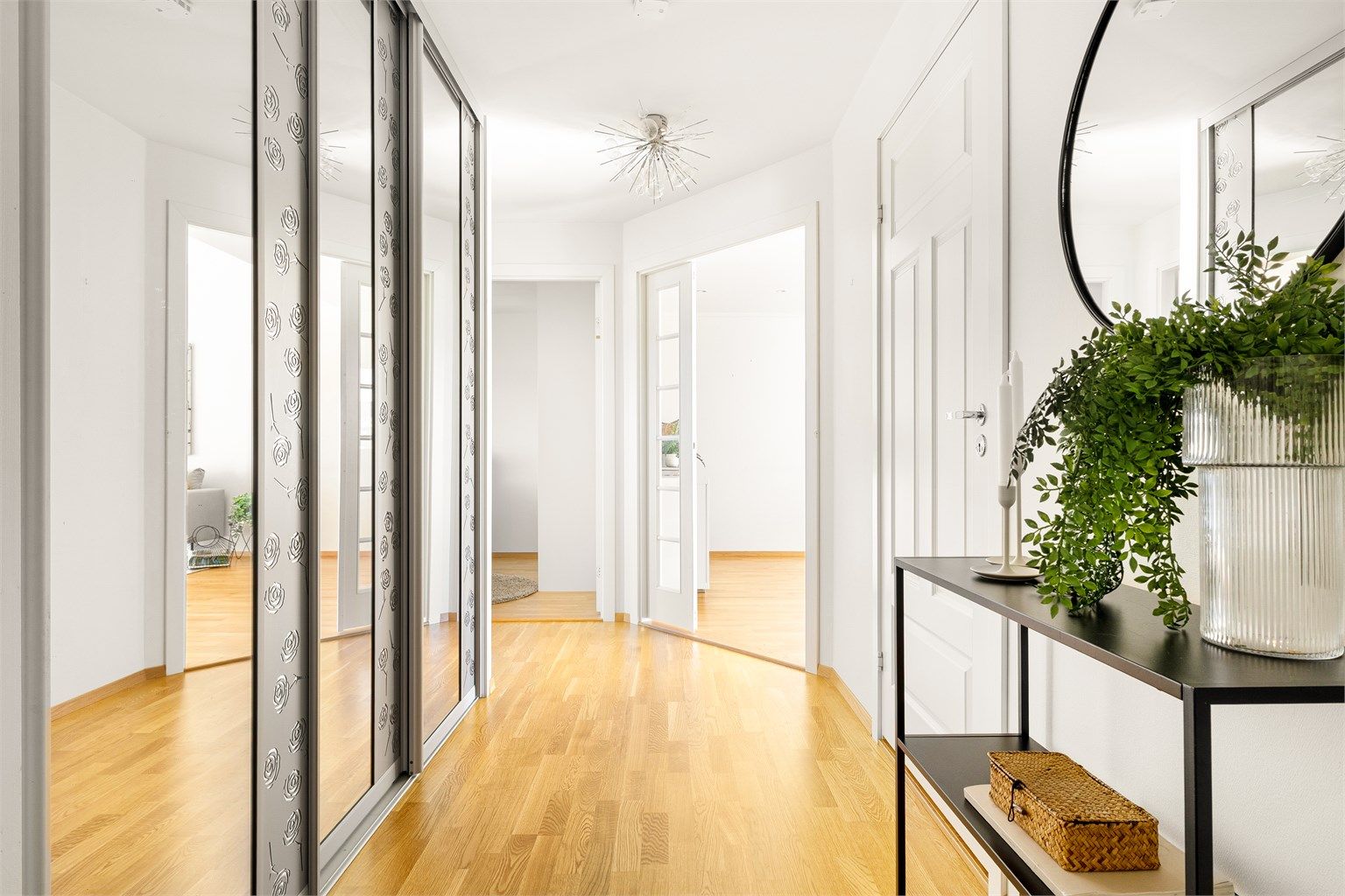 Lys og fin entré som leder inn til bad, stue og soverom.