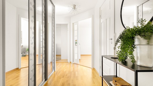 Lys og fin entré som leder inn til bad, stue og soverom.