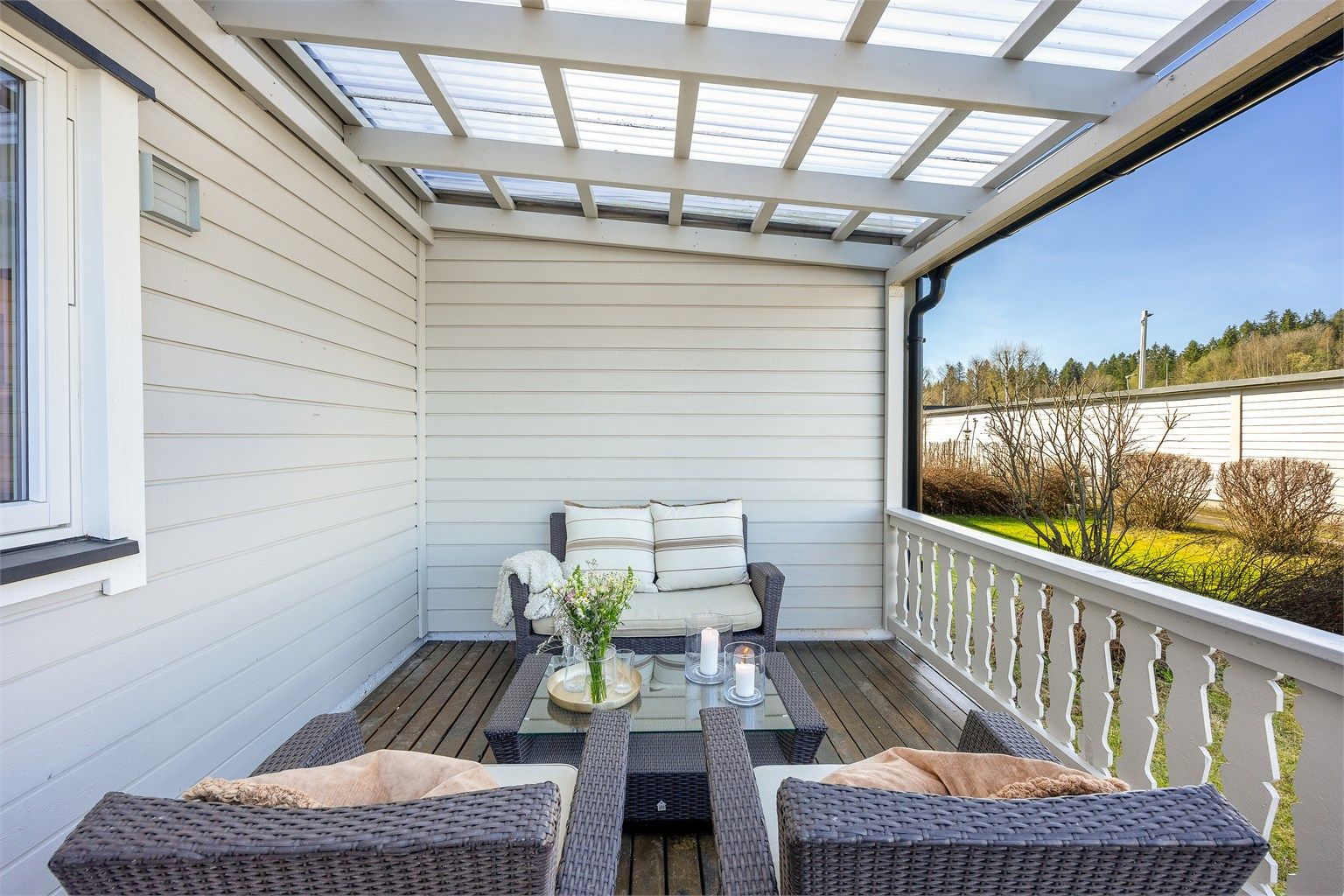 Det overbygde taket på terrassen gjør at uteplassen kan benyttes selv om været er ustabilt.