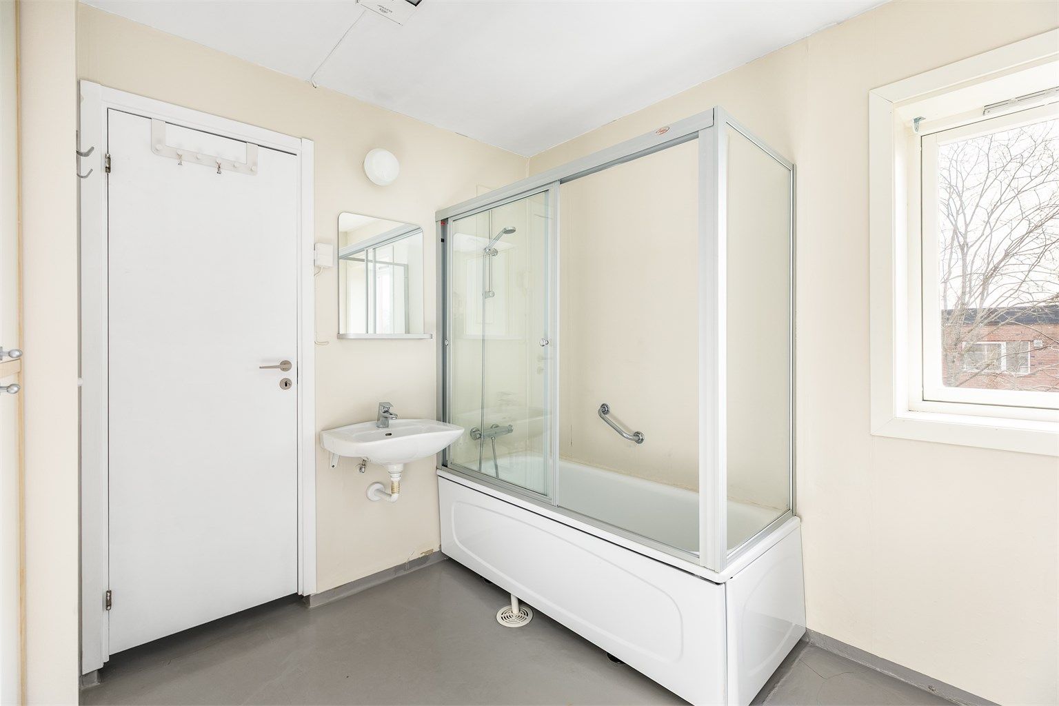 Badet er fra byggeåret, men funksjonelt. Fornying bør likevel påregnes da rommet i helhet er gitt TG 3, hovedsakelig på grunn av alder.