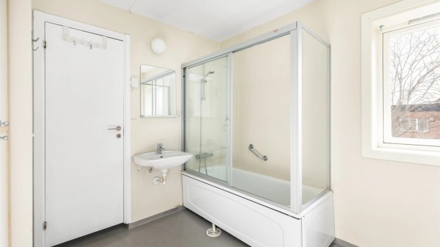 Badet er fra byggeåret, men funksjonelt. Fornying bør likevel påregnes da rommet i helhet er gitt TG 3, hovedsakelig på grunn av alder.
