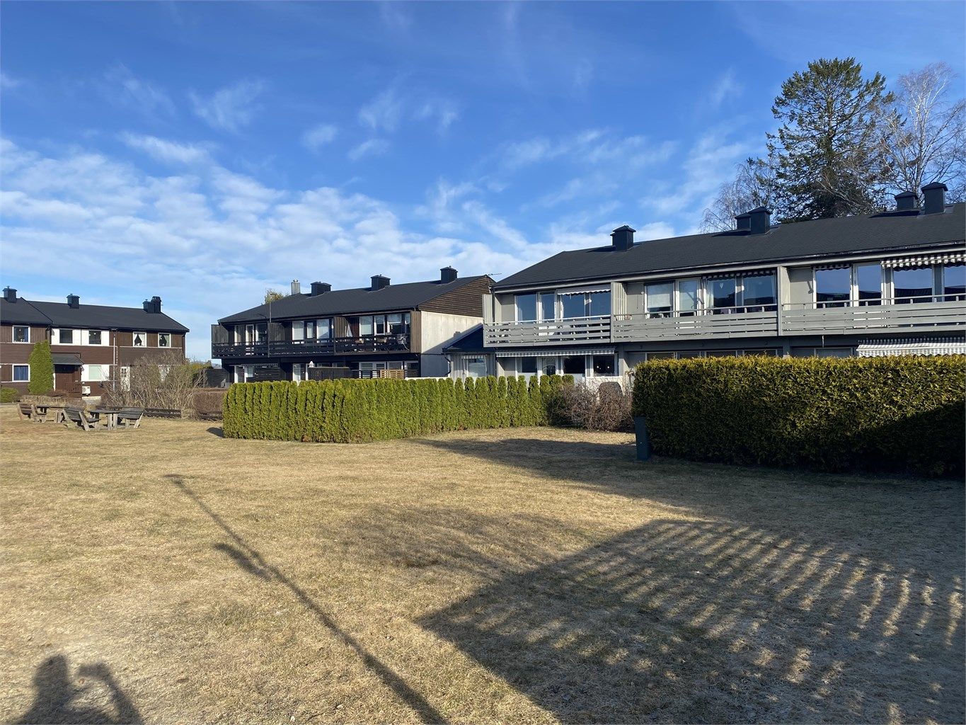 Leiligheten ligger i et koselig og veletablert boligområde på Veienmoen/Høyby.