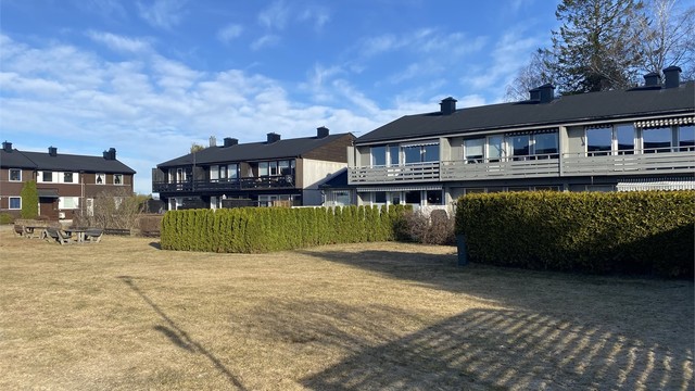 Leiligheten ligger i et koselig og veletablert boligområde på Veienmoen/Høyby.