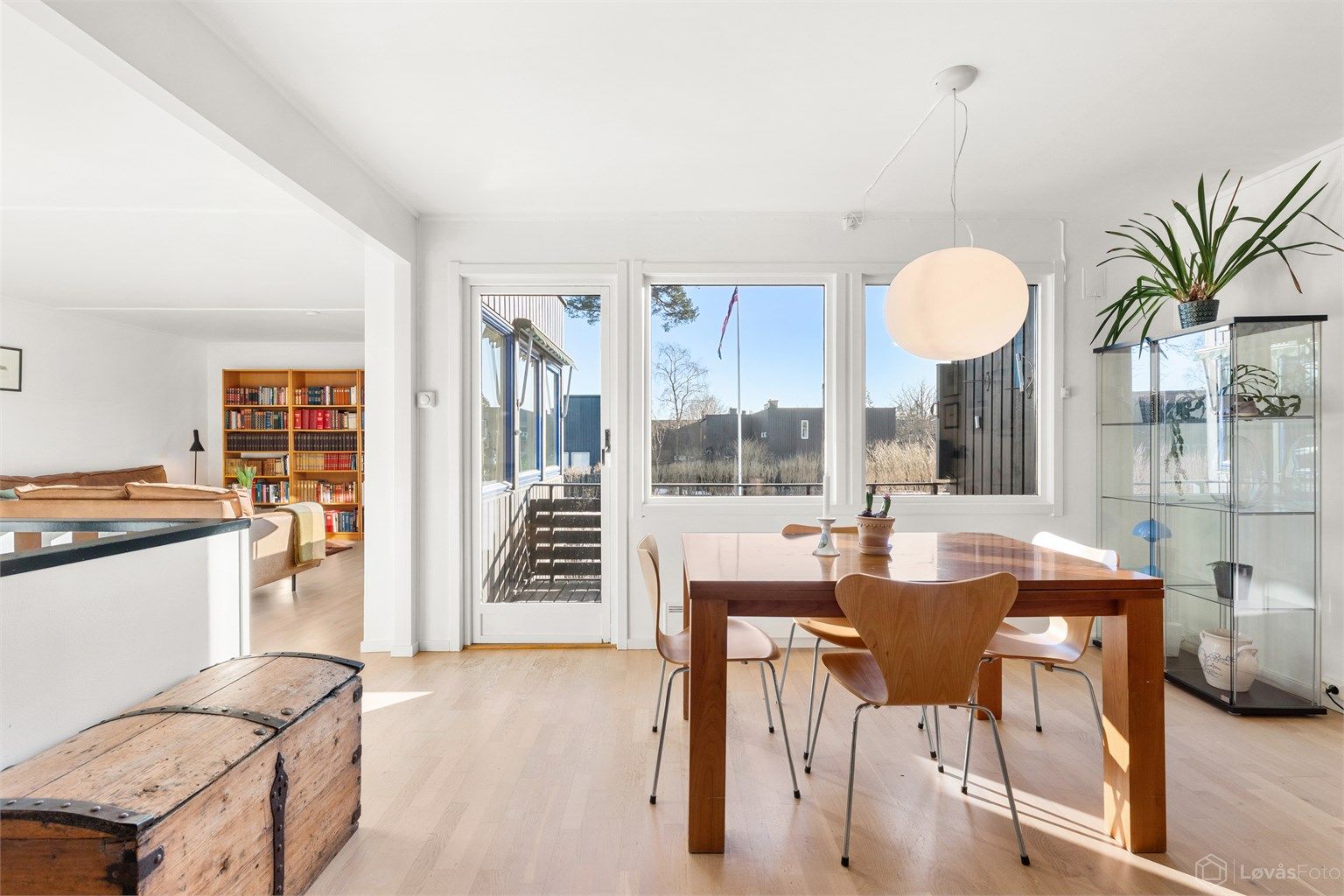 Den åpne løsningen binder stue, spisestue og kjøkken sammen.