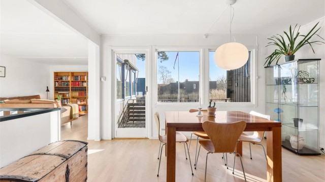 Den åpne løsningen binder stue, spisestue og kjøkken sammen.