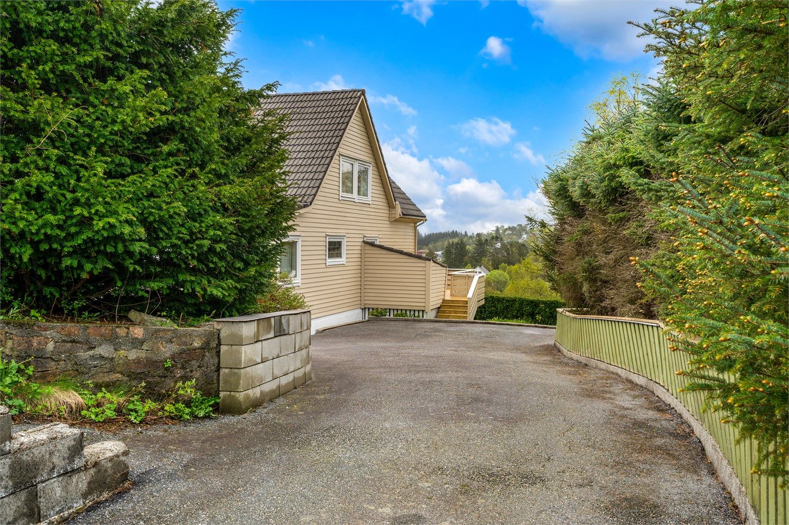 Innkjørsel til huset med asfaltert vei 
