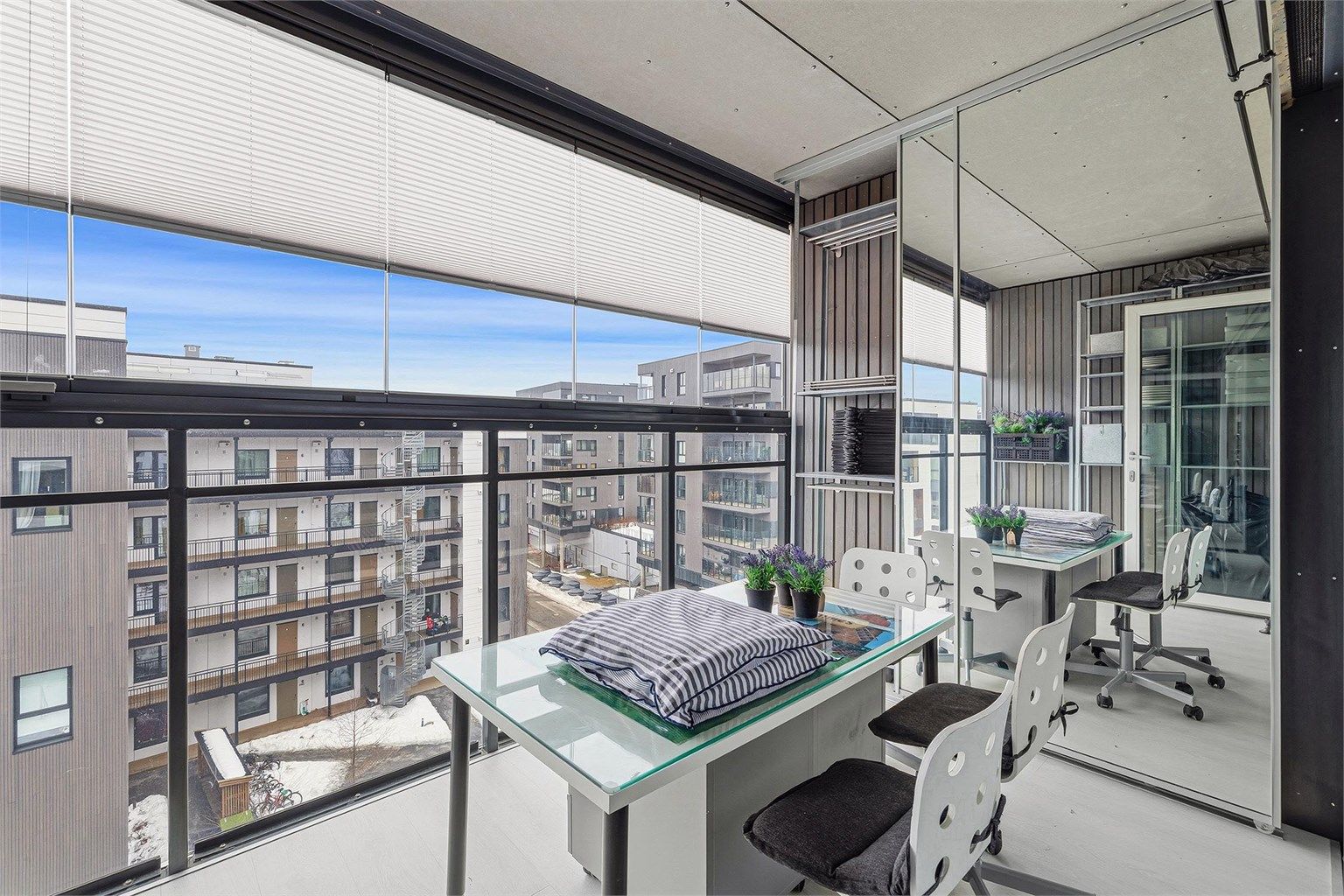 Den 8 m² store balkongen er innglasset og utvider leilighetens bruksareal.