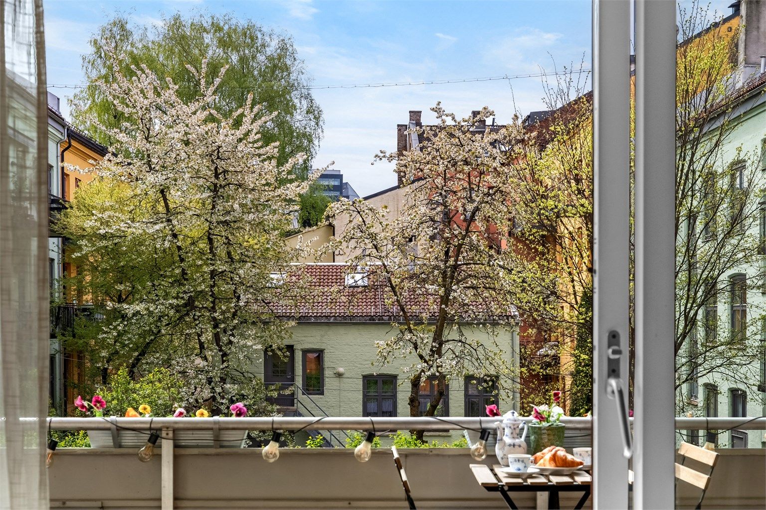  Sydvendt balkong på 9 m2 med flott utsikt til indre bakgård.