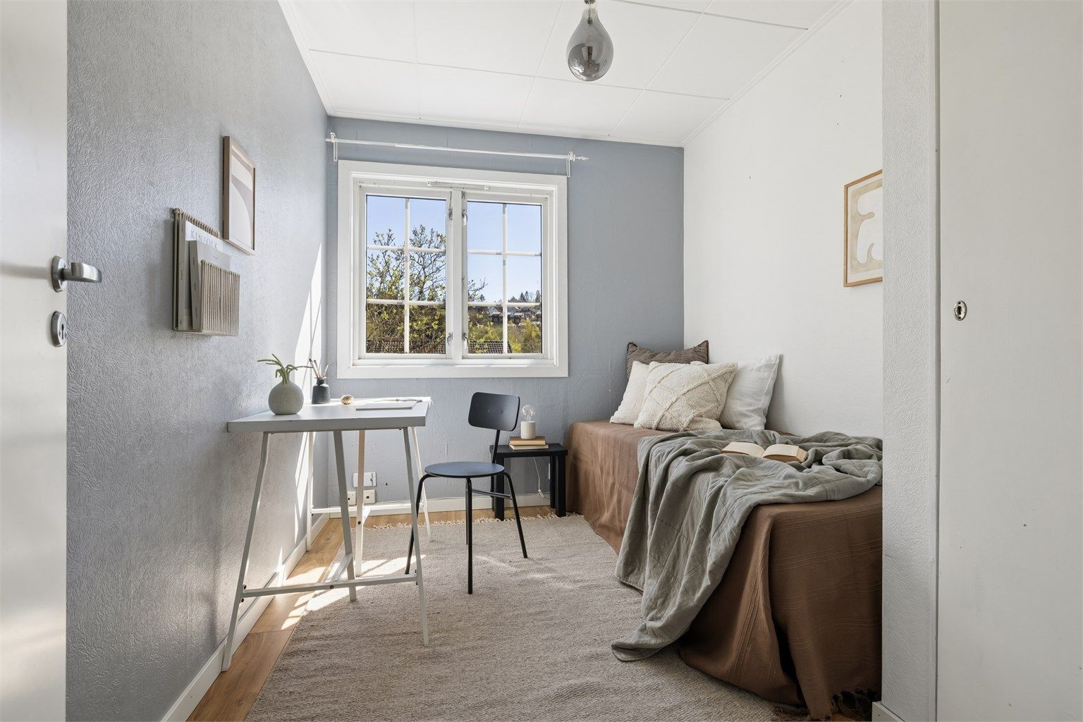 Det andre soverommet i etasjen, med plass til seng og skrivepult.