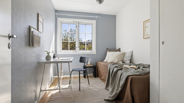 Det andre soverommet i etasjen, med plass til seng og skrivepult.