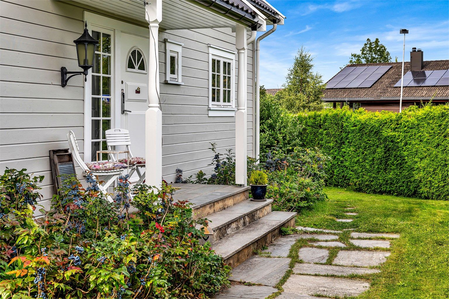 Hellelagt gangsti leder frem til hovedinngangen