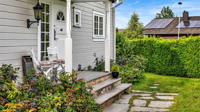 Hellelagt gangsti leder frem til hovedinngangen