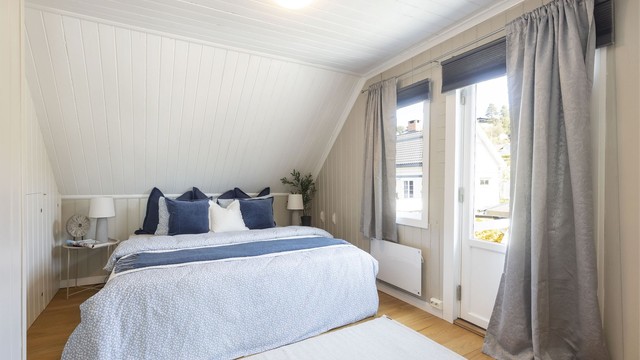 Soverom nr 1 har adgang til balkong.