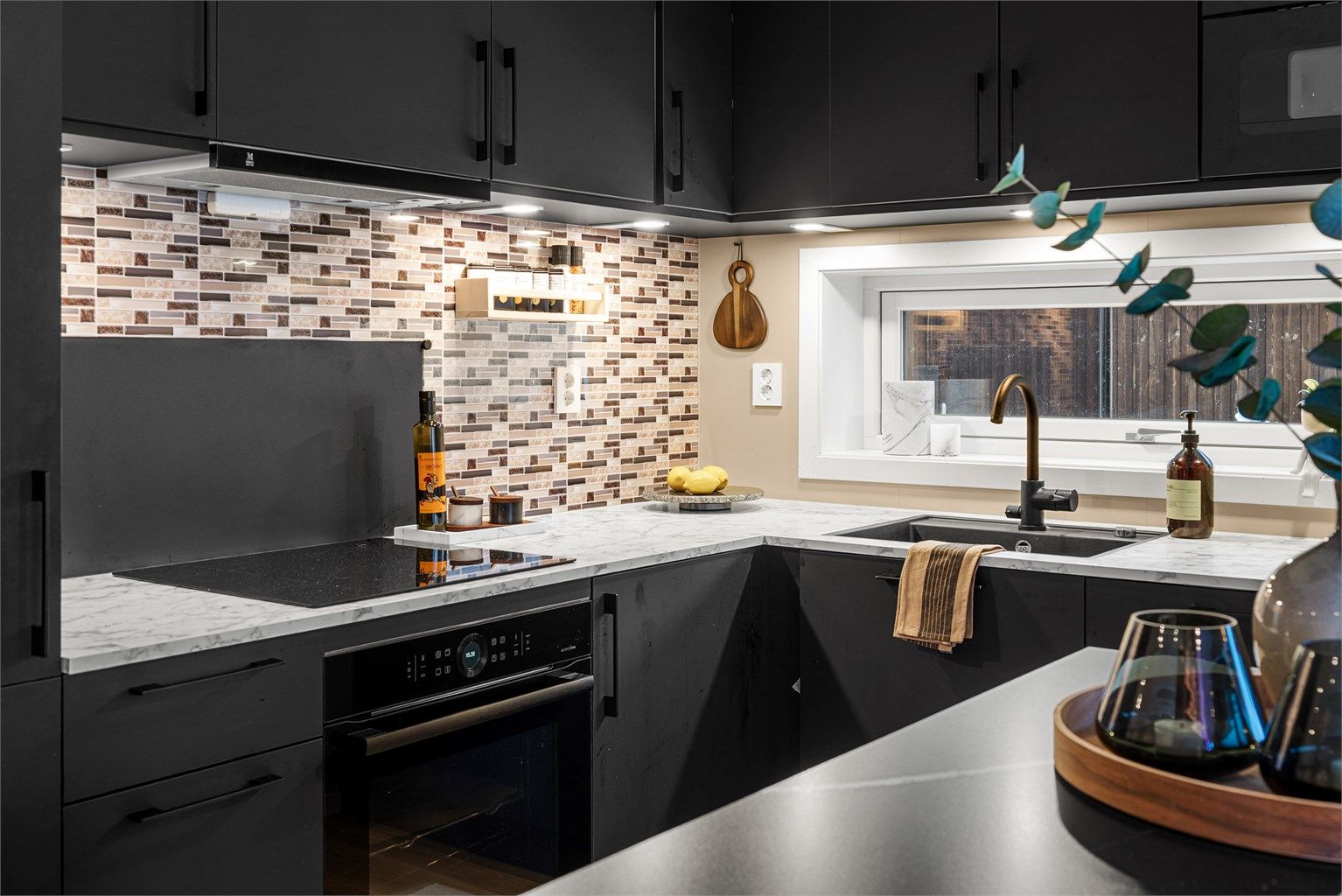 Kjøleskap med fryser, oppvaskmaskin, stekeovn, mikrobølgeovn og platetopp. Vegghengt ventilator. Komfyrvakt tilkoblet platetopp.