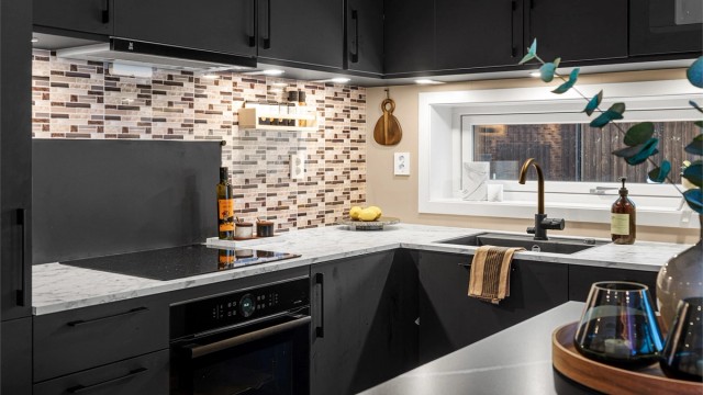 Kjøleskap med fryser, oppvaskmaskin, stekeovn, mikrobølgeovn og platetopp. Vegghengt ventilator. Komfyrvakt tilkoblet platetopp.