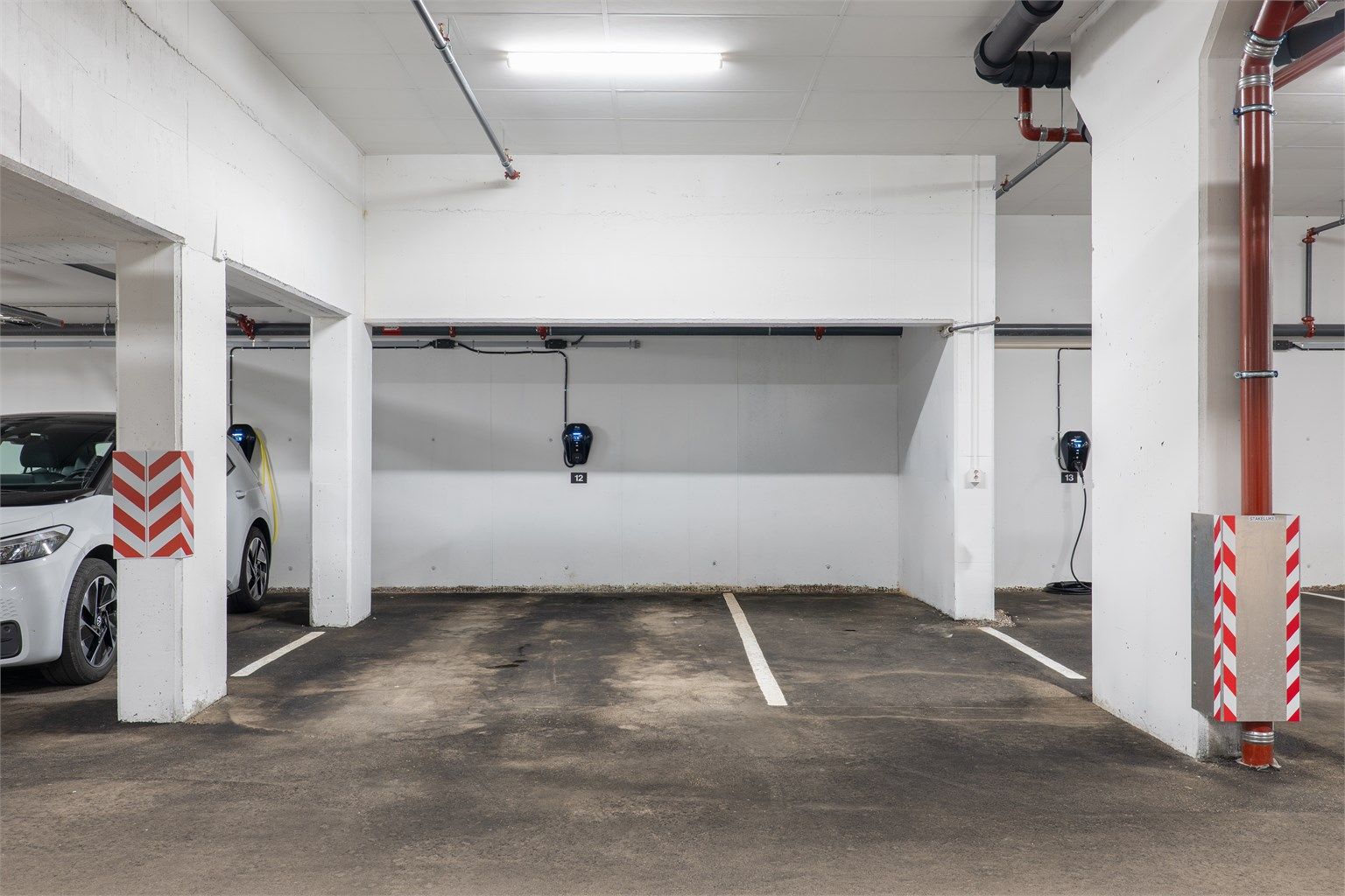 Leiligheten disponerer garasjeplass med lader til EL-bil.