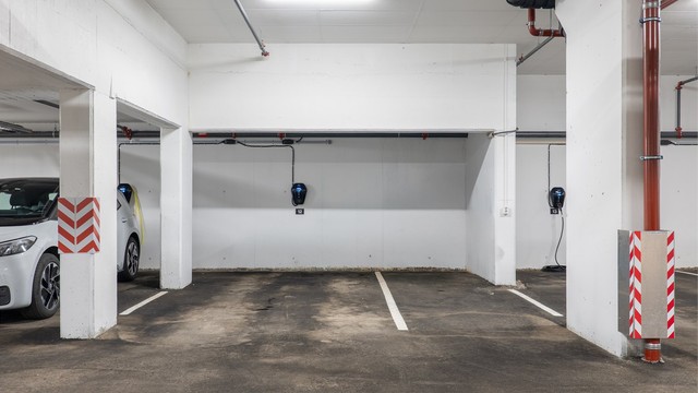 Leiligheten disponerer garasjeplass med lader til EL-bil.