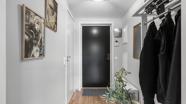Entré - god plass til både knagger, skohylle og kommode for diverse lagring